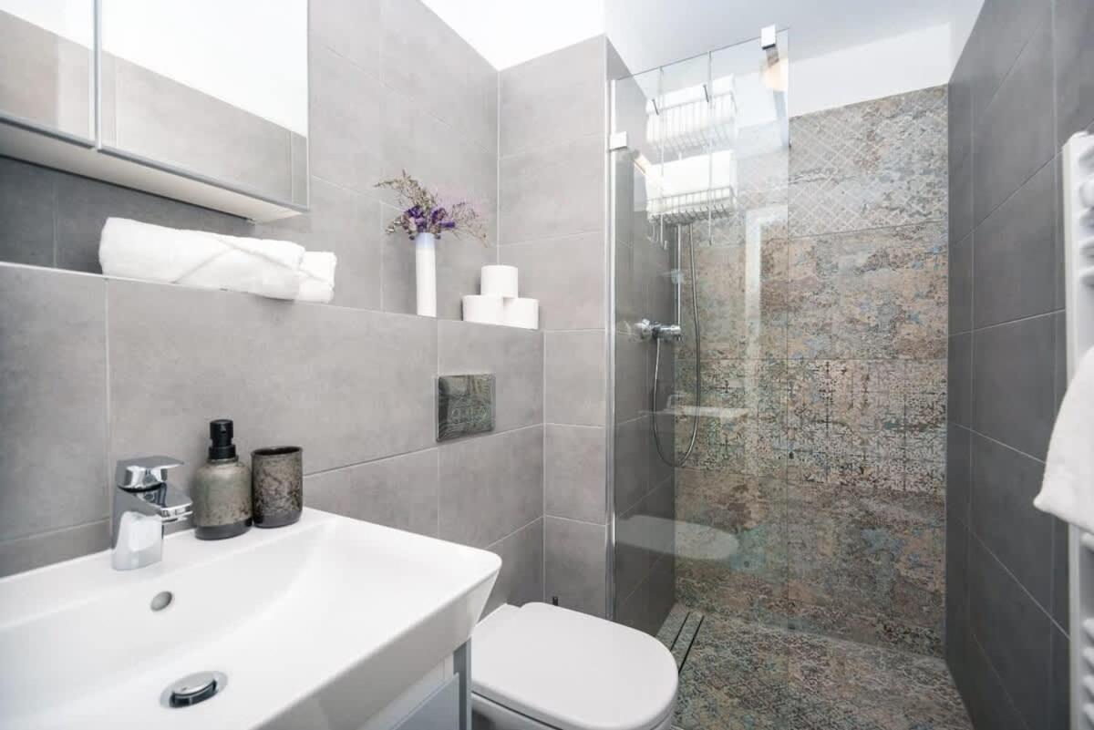 City Center Apartment - Modern & Elegant Братислава Экстерьер фото