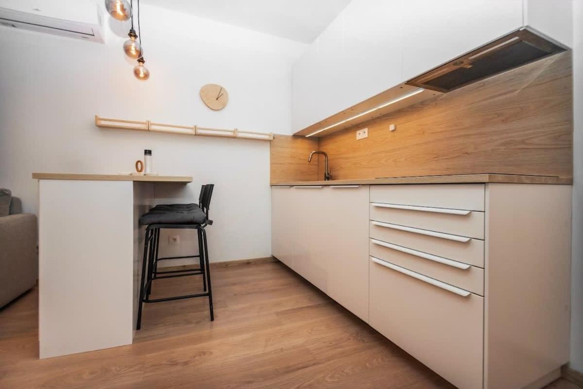 City Center Apartment - Modern & Elegant Братислава Экстерьер фото
