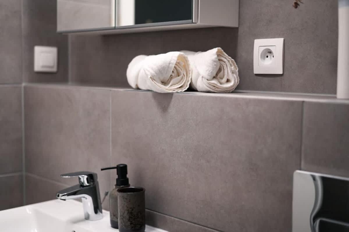 City Center Apartment - Modern & Elegant Братислава Экстерьер фото