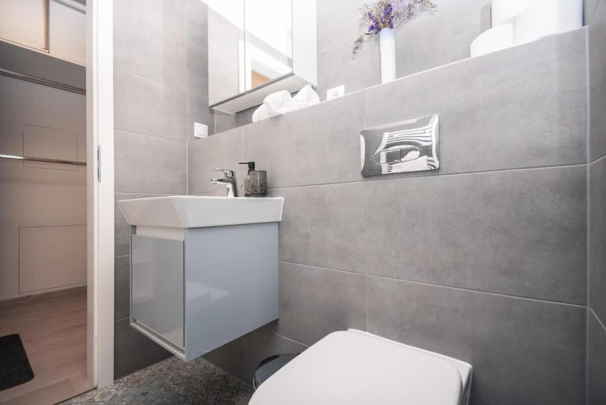 City Center Apartment - Modern & Elegant Братислава Экстерьер фото